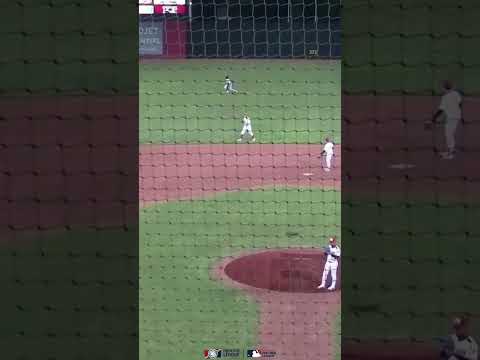 Justin Farmer to the rescue! Aigles OF makes a sliding catch to seal the victory for Trois-Rivieres!